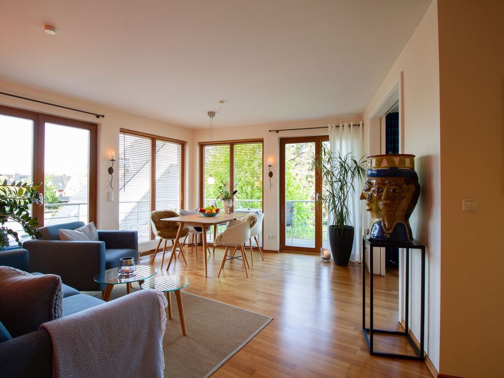 Küsten Lodge: Lichtdurchfluteter Wohn- und Essbereich mit Balkon in Niendorf an der Ostsee.