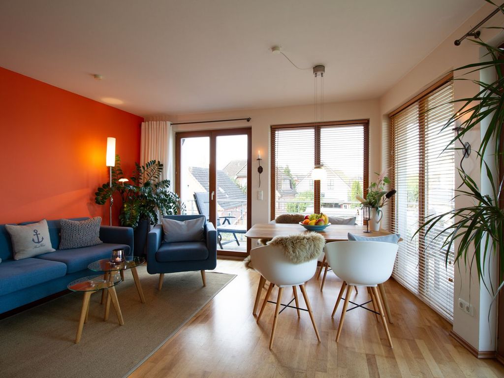 Küsten Lodge: Heller Wohnbereich mit Essplatz in Niendorf an der Ostsee.
