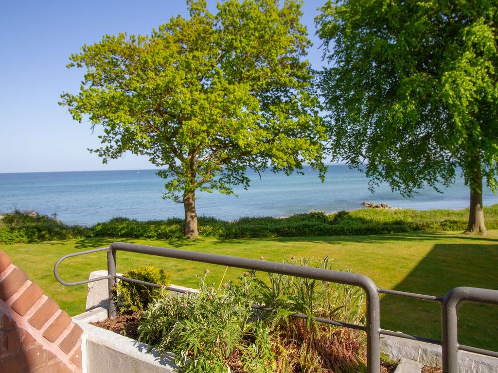 Terrasse der Ostsee Lodge mit Meerblick – Ferienwohnung am Strand von Brodau.