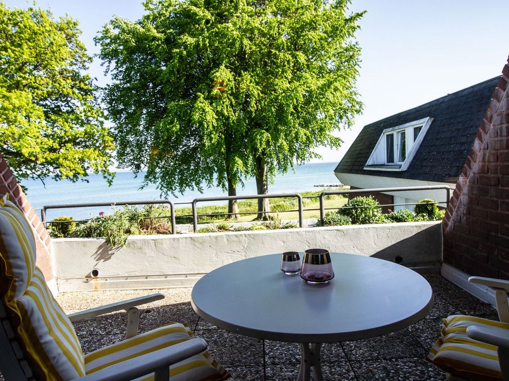 Ostsee Lodge – überdachte Terrasse mit Sitzplatz und Ostseeblick, Ferienwohnung in Brodau.