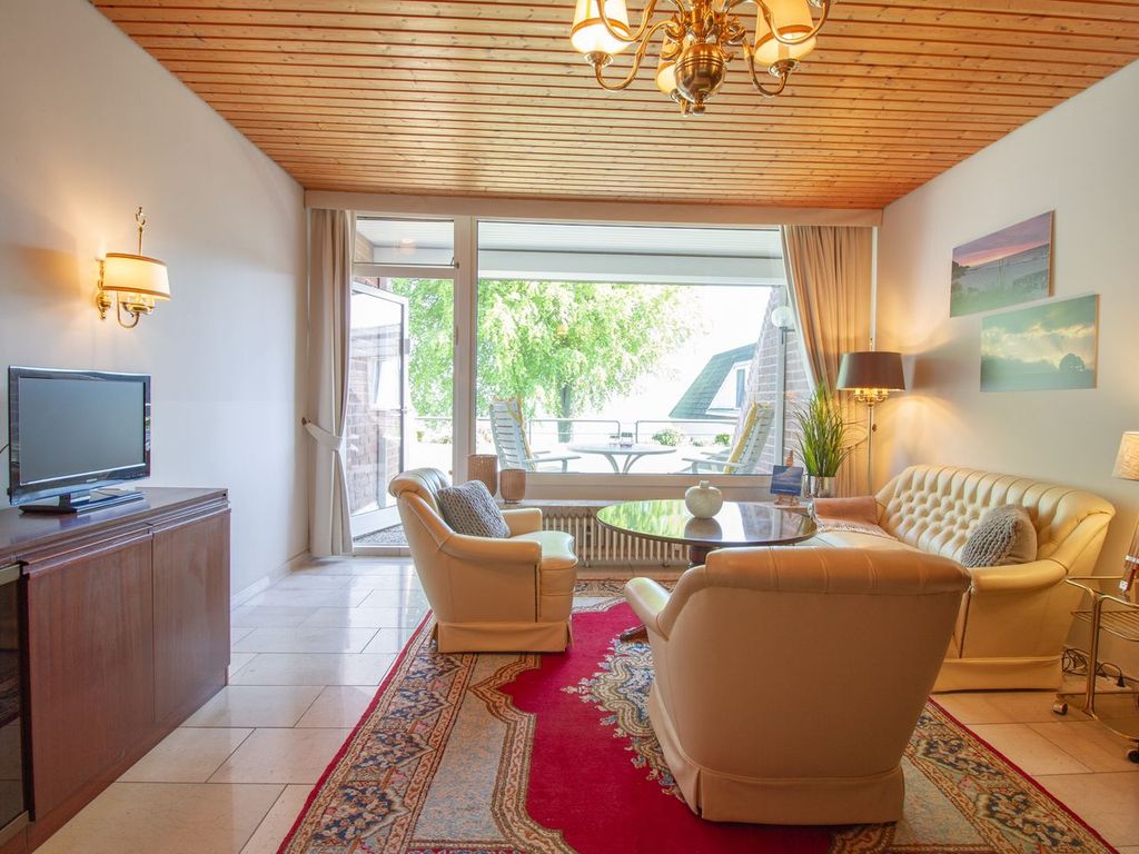 Wohnbereich der Ostsee Lodge – gemütliche Sitzecke mit Ausblick, Ferienwohnung am Strand von Brodau.