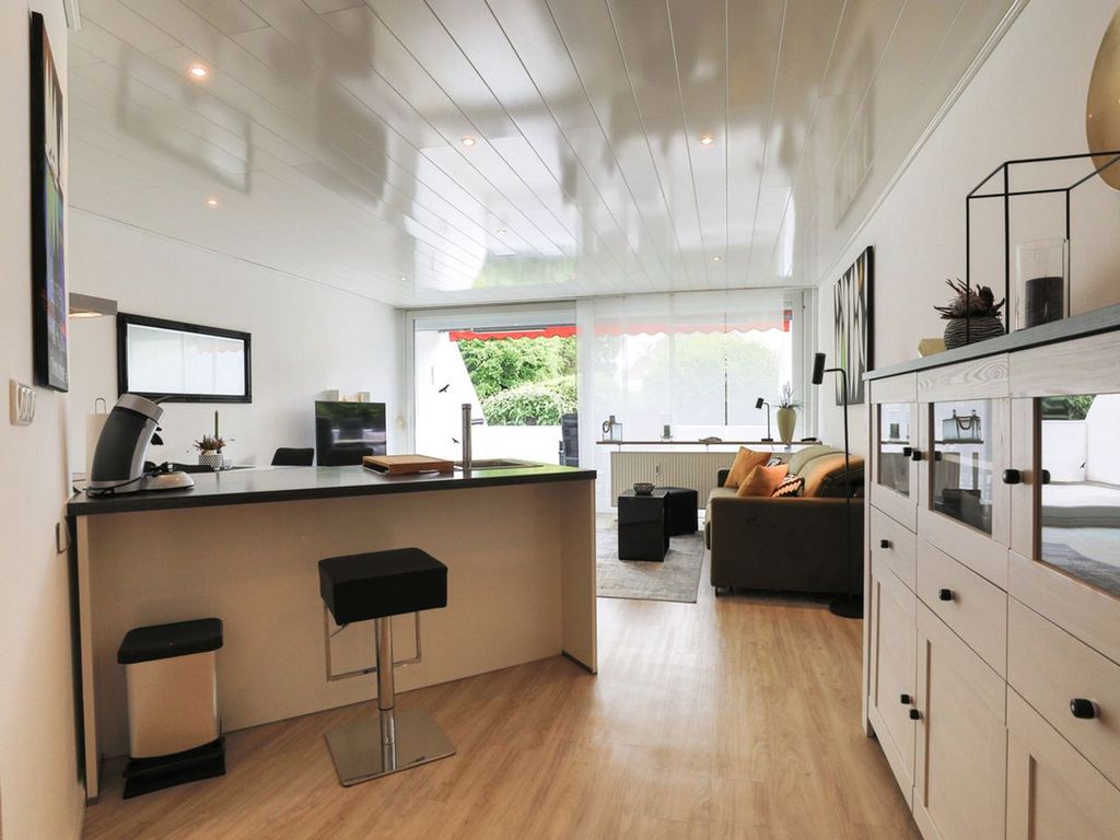 Offener Wohnbereich mit Zugang zum Balkon – hell, modern & gemütlich im Beach House 9.