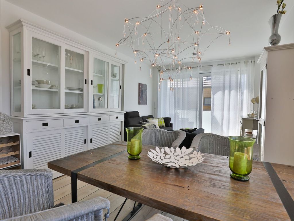 Essbereich und Wohnzimmer der Ocean Breeze No 6 – stilvoll, lichtdurchflutet und nur wenige Schritte vom Strand entfernt