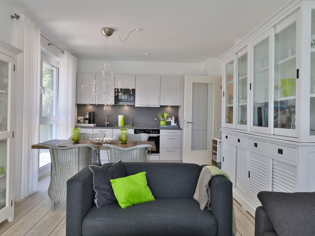Heller Wohn- und Essbereich in der Ferienwohnung Ocean Breeze No 6  – modern, gemütlich, strandnah