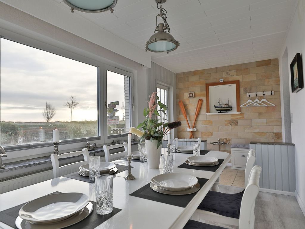 Nautic Lounge 45 – Helles Esszimmer im maritimen Stil mit Ostseeblick in Scharbeutz-Haffkrug.