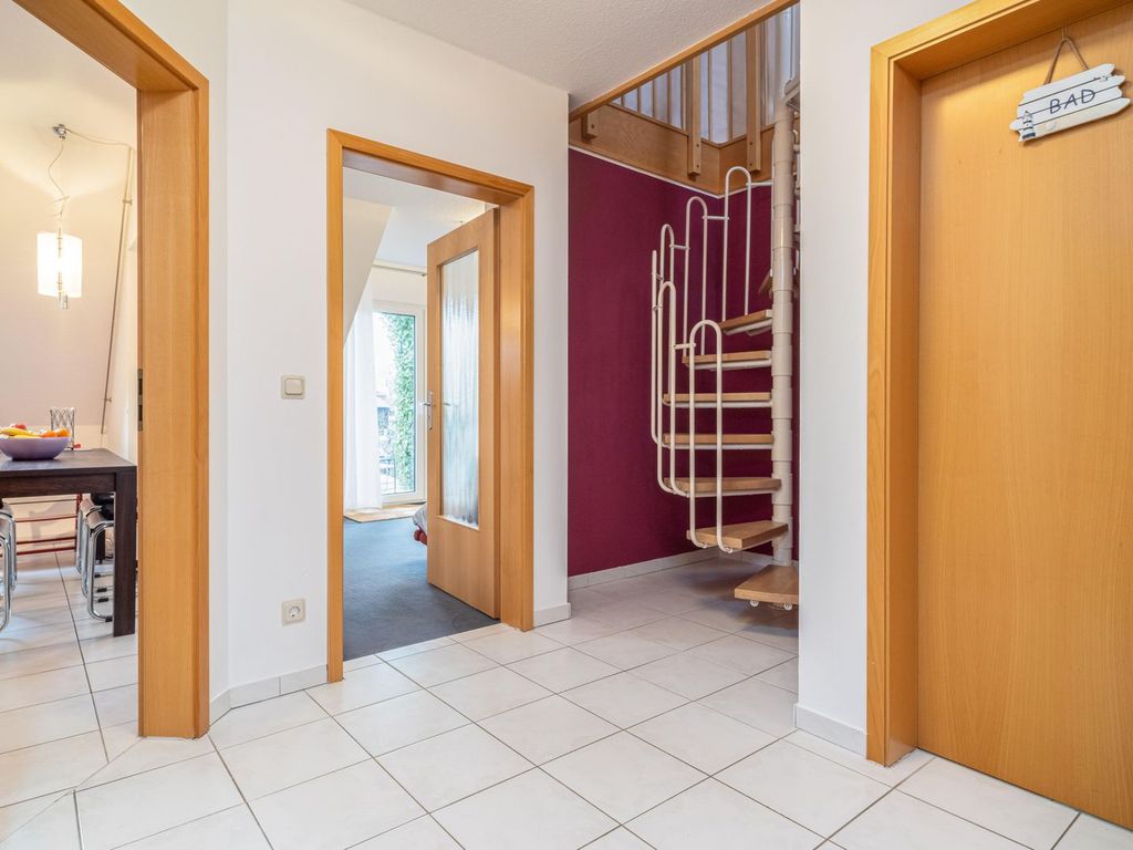 Flur mit Treppe ins Obergeschoss