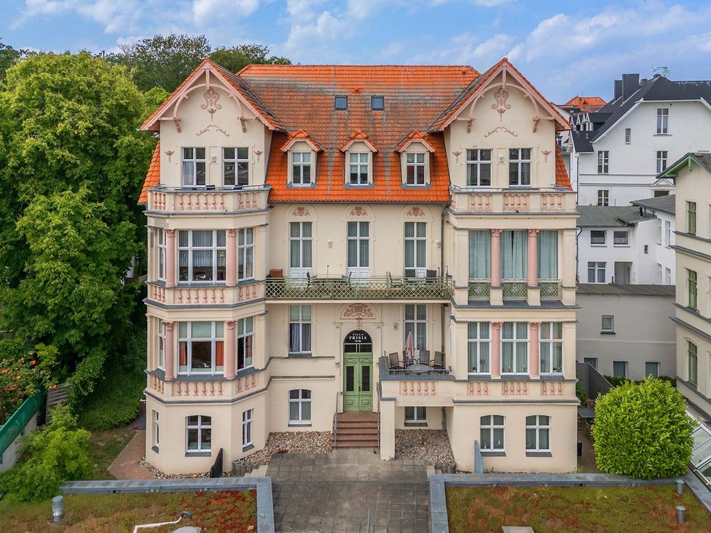 Villa Frisia Bansin: Seitenansicht der Villa im Grünen