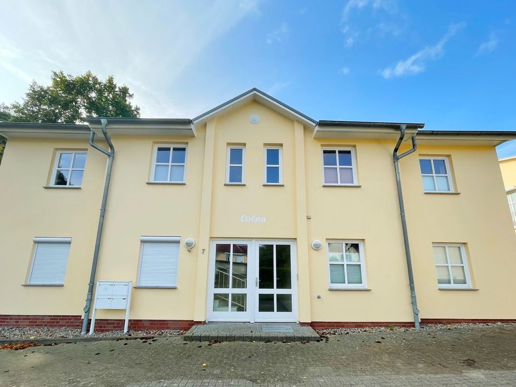 Fassade und Haupteingang der modernen Ferienanlage in Kölpinsee