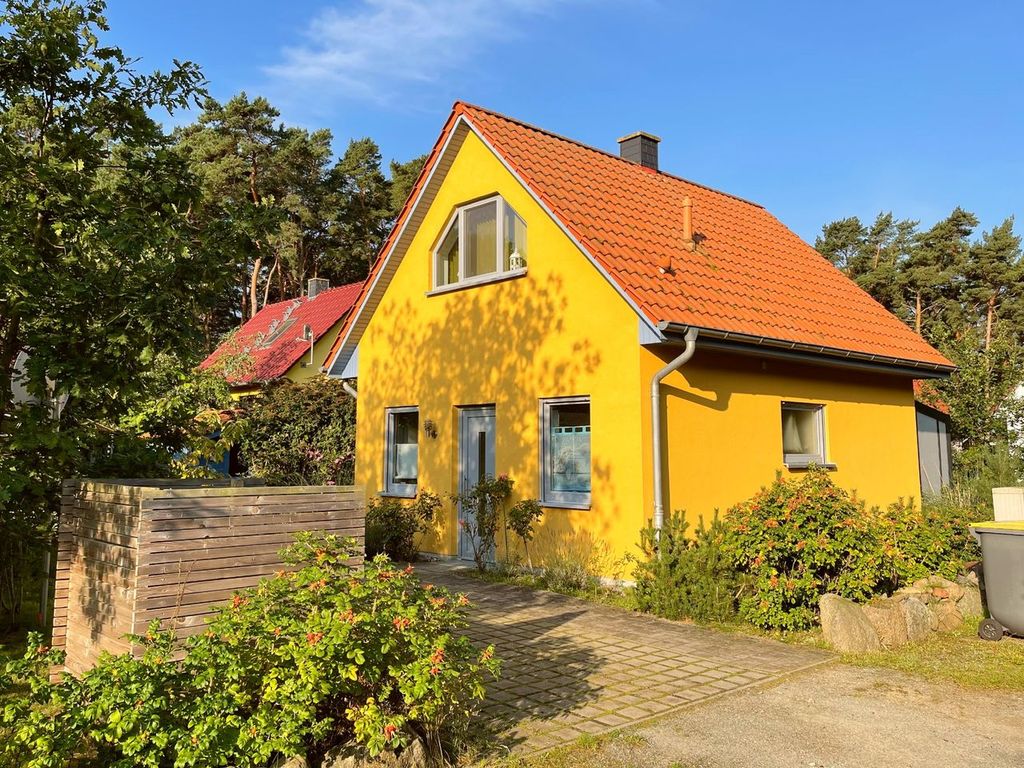 Außenansicht des charmanten gelben Ferienhauses in Loddin