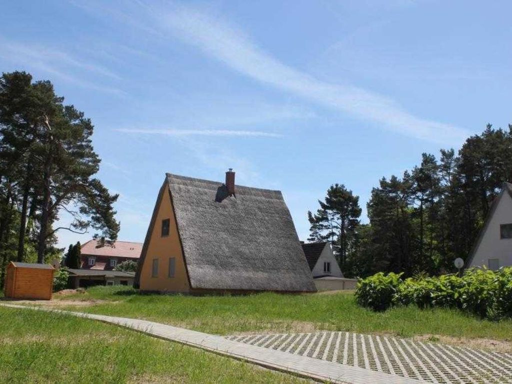 Außenansicht des Ferienhauses Utspan mit markantem Nurdach