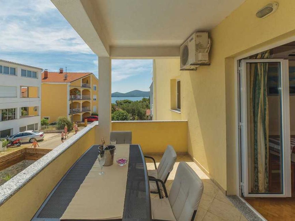 Urlando - Ferienwohnung für 4 Gäste & Hund mit Balkon und seitlichem Meerblick & Pool