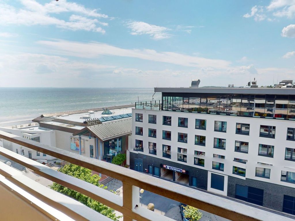 Grömitz Center – Blick vom Balkon über die Center-Anlage auf Strand und Ostsee