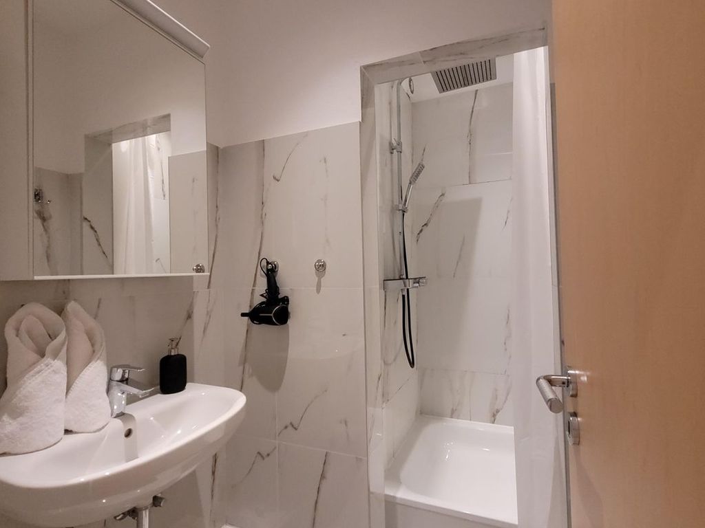 Modernes sauberes Badezimmer