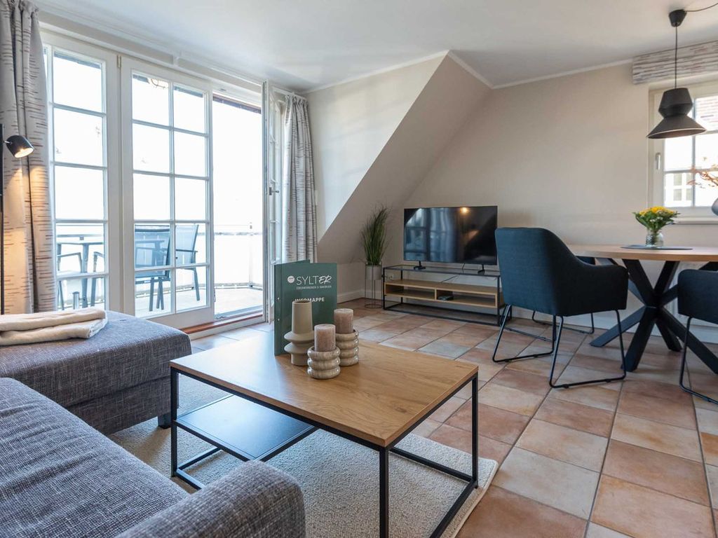 im Wohnzimmer der Ferienwohnung Carmen App. 12 steht ein Sofa mit TV