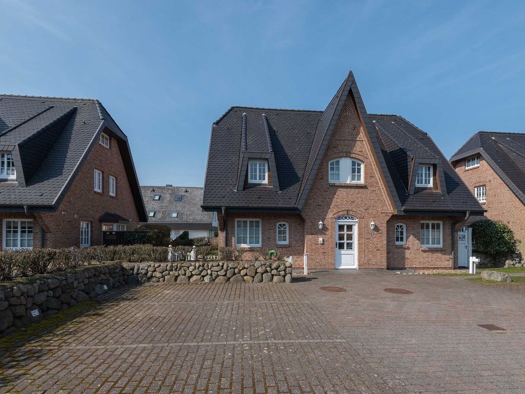 vor dem Haus Carmen in Wenningstedt liegt auf der linken Seite der PKW Stellplatz von App. 12