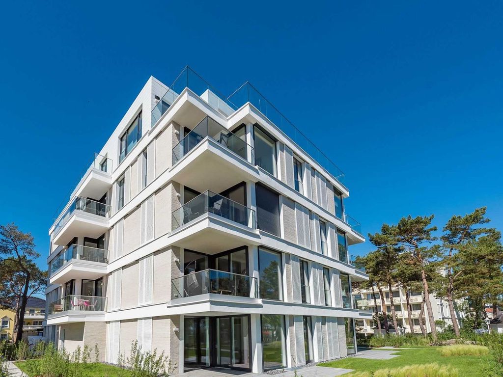 Villa Vogue Binz – moderner Neubau an der Strandpromenade hinter dem Kiefernsaum der Düne