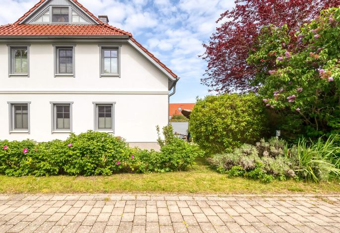 Komfortable Ferienwohnung Sonnenseite mit Terrasse und Gartenblick in Zingst