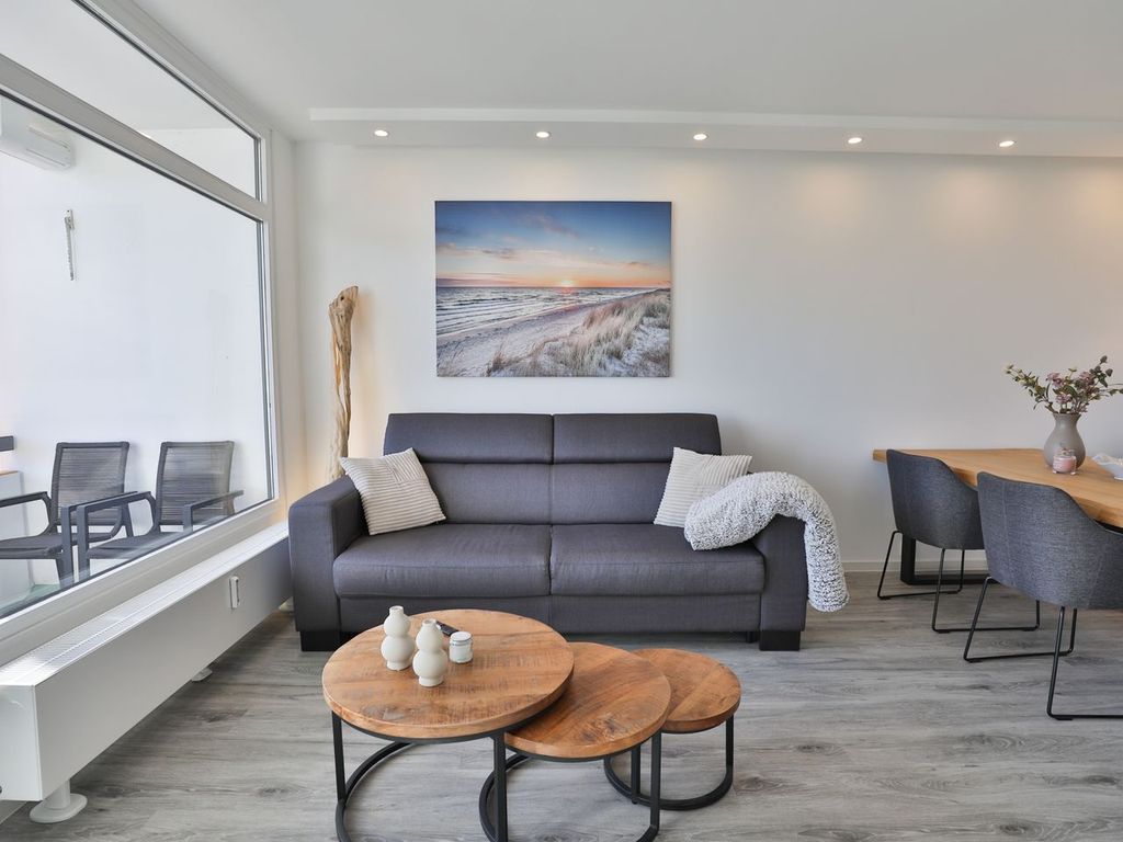 Strandkoje 104: Stilvoller Wohnbereich mit gemütlichem Sofa und Balkon in Scharbeutz.