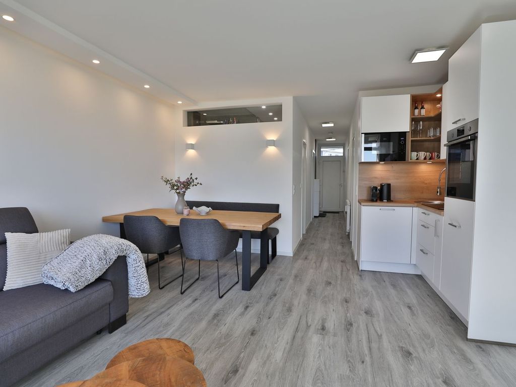 Heller Wohn-Essbereich der Strandkoje 106 in Scharbeutz – ideal für den Urlaub an der Ostsee.