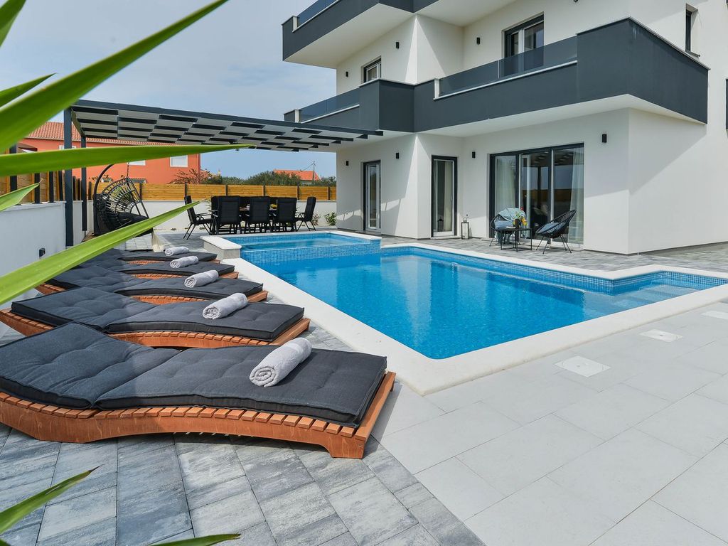 Die luxuriöse Villa Jomani mit privatem Pool und traumhaftem Meerblick in Bibinje – präsentiert von Urlando