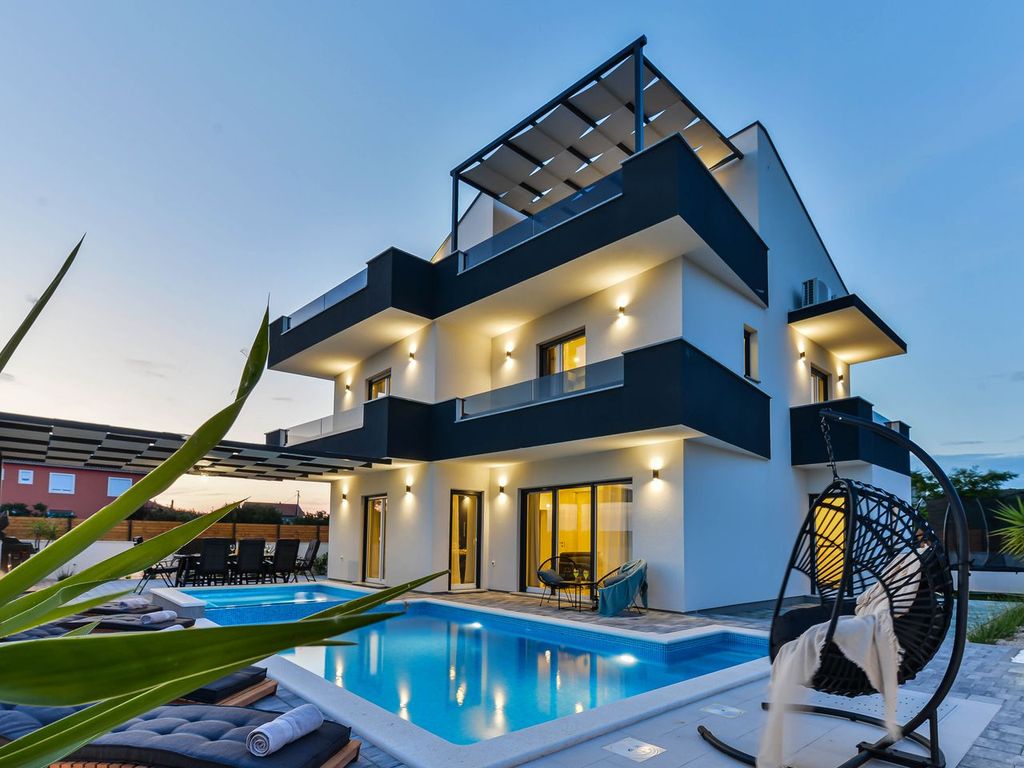 Die luxuriöse Villa Jomani mit privatem Pool und traumhaftem Meerblick in Bibinje – präsentiert von Urlando