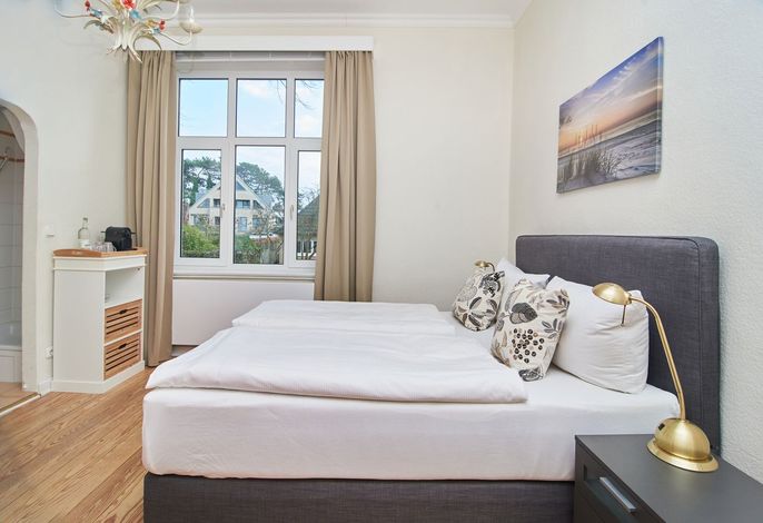 Doppelzimmer „Bernstein“ – Landseite & Flair in der Strandvilla