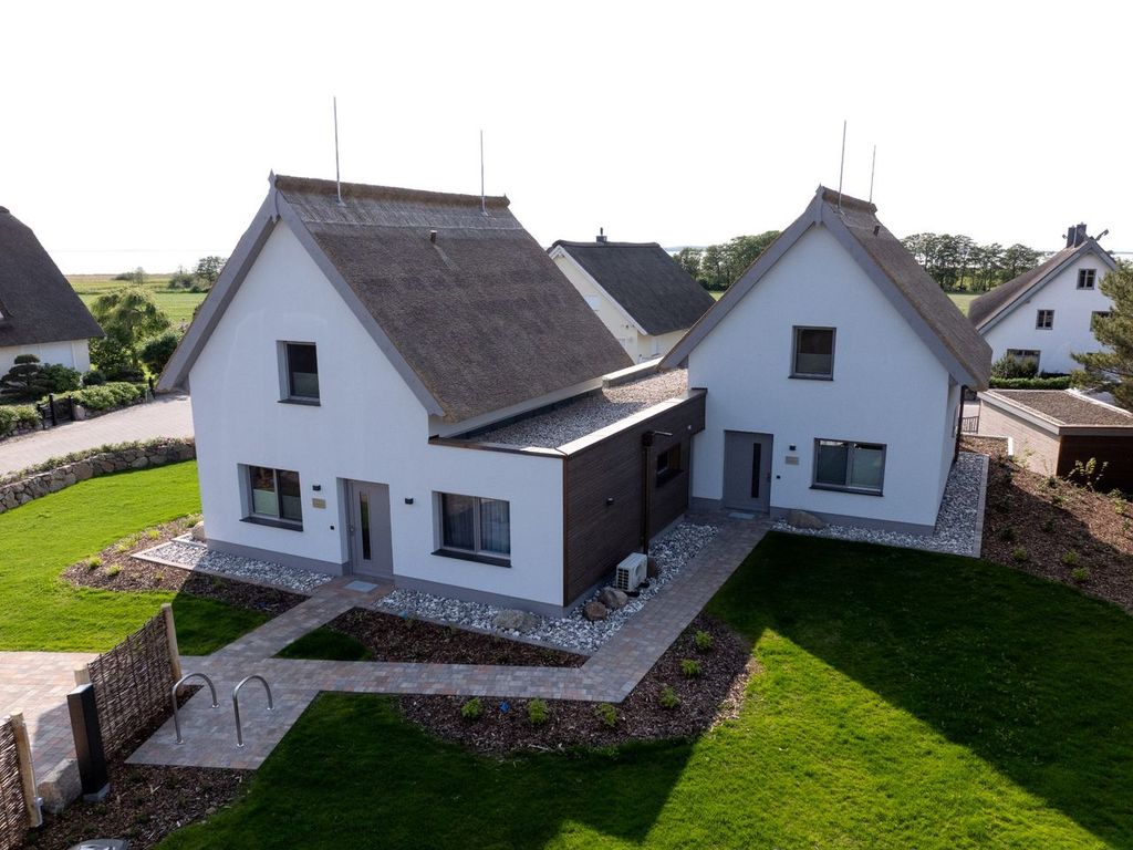 Moderne Fassade und Eingangsbereich des Ferienhauses SandWelle