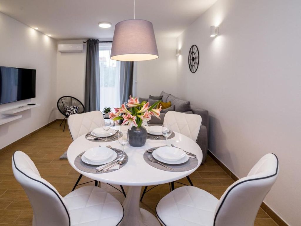 2-Zimmer-Ferienwohnung, stadtnah – mit Balkon & WLAN, ideal für 4 Personen