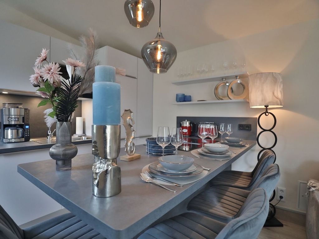 Nautic Lounge – Beach Garden: Stilvoll gedeckter Esstresen mit eleganter Deko und moderner Küche in Haffkrug.