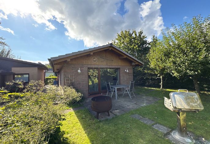 Bungalow im Garten - Komfortables Ferienhaus mit Terrasse und Feuerschale