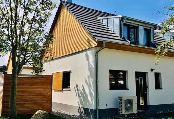 Ferienhaus Bug – Charmantes Domizil mit Terrasse, nah am Wieker Bodden