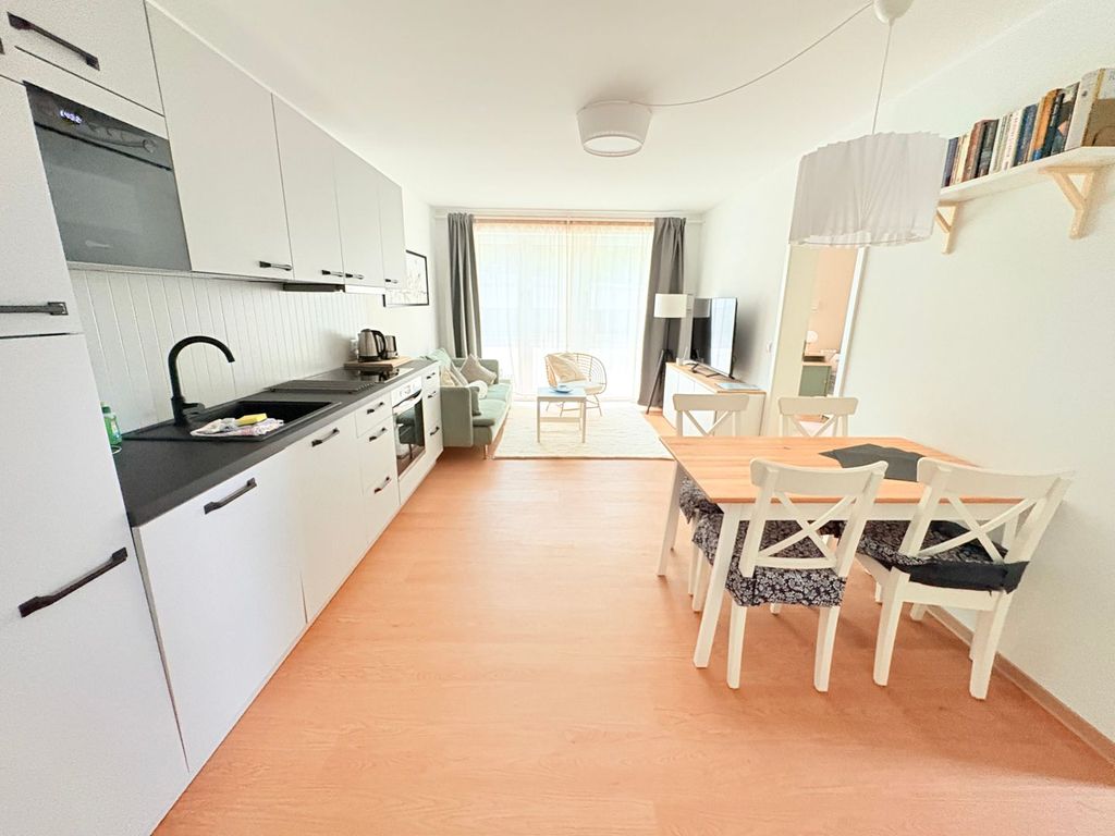 Stella Maris Binz – Schlafzimmer mit Doppelbett und floraler Wandgestaltung