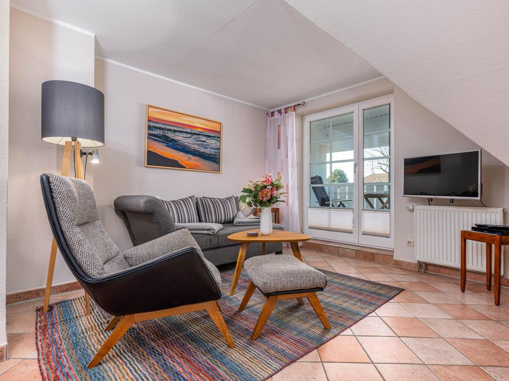 Wohnbereich mit Sofa und Sessel