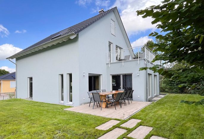 Moderne Naturidylle: Großzügiges Ferienhaus bei der Karniner Hubbrücke für 10 Gäste