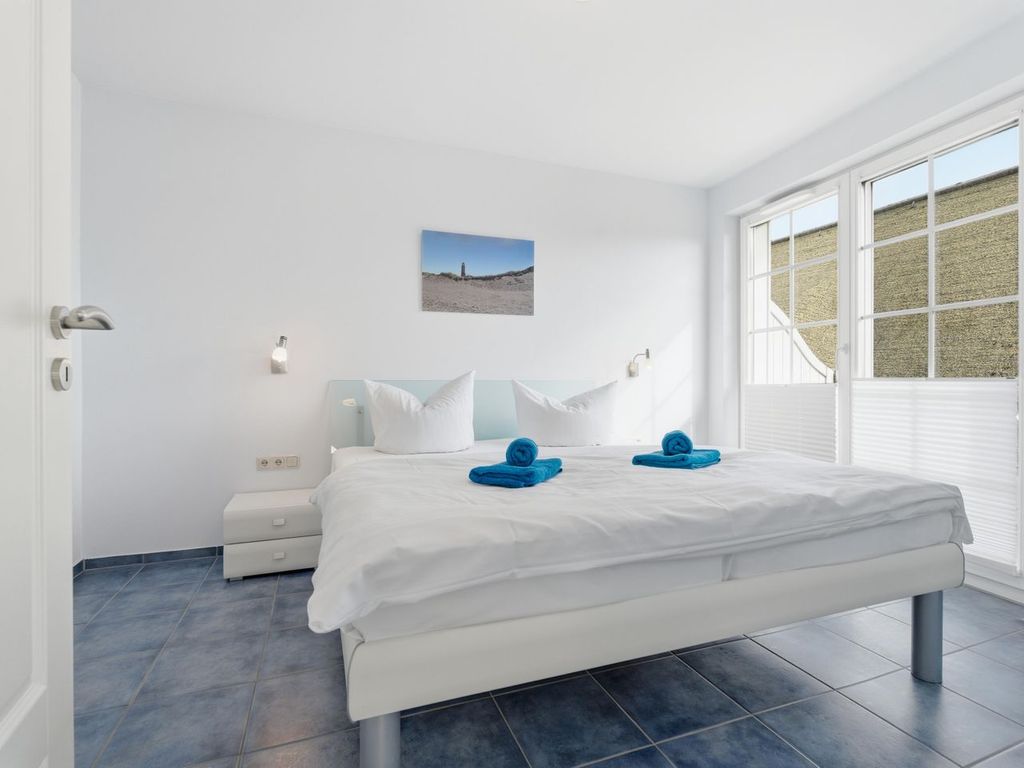 Schlafzimmer mit Doppelbett und Balkon
