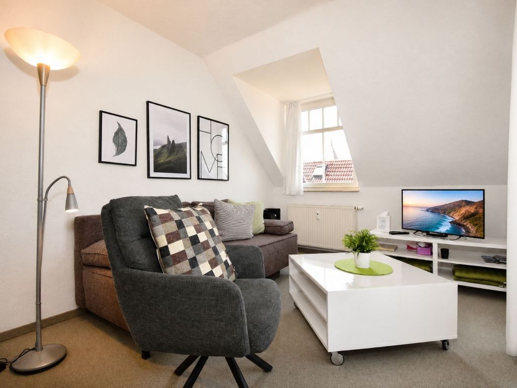 Wohnzimmer mit Sessel und TV