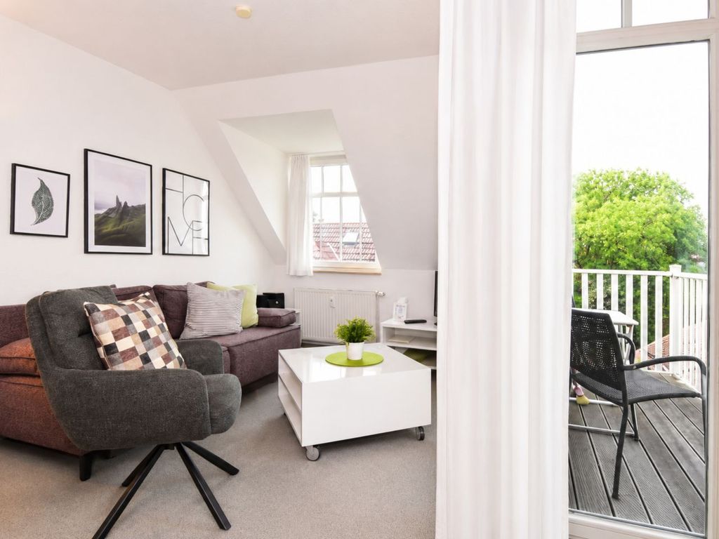 Wohnzimmer mit Zugang zum Balkon