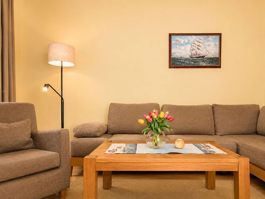 Wohnzimmer mit Sofa uns Sessel