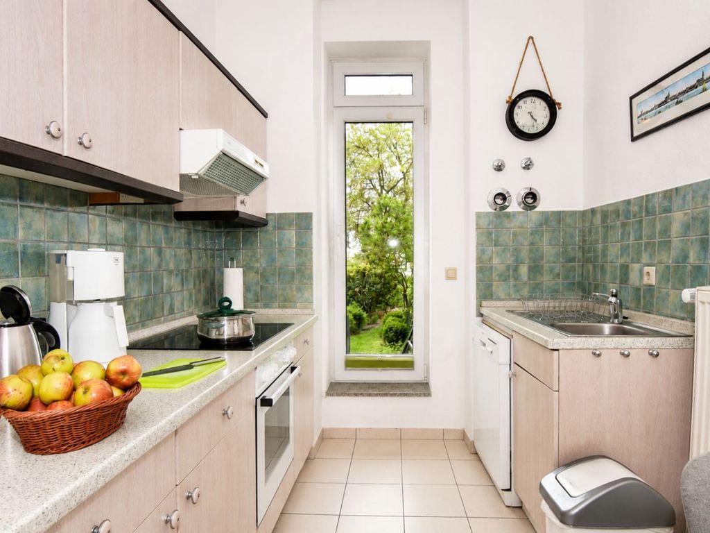Küche mit Backofen und Geschirrspüler
