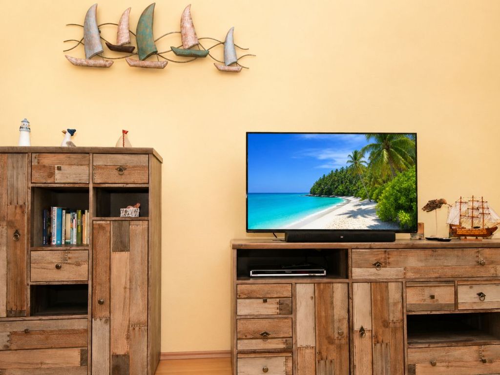 Wohnzimmer mit TV und Kommode