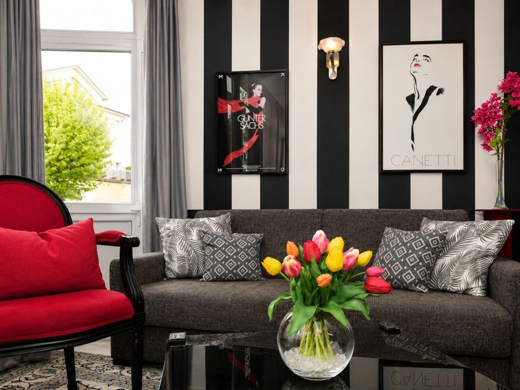 Wohnbereich mit Sofa und Sessel