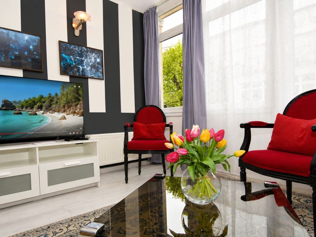Wohnbereich mit TV und Stühlen