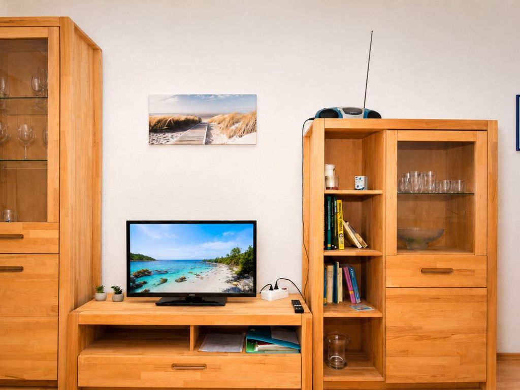 Wohnzimmer mit TV und Kommode