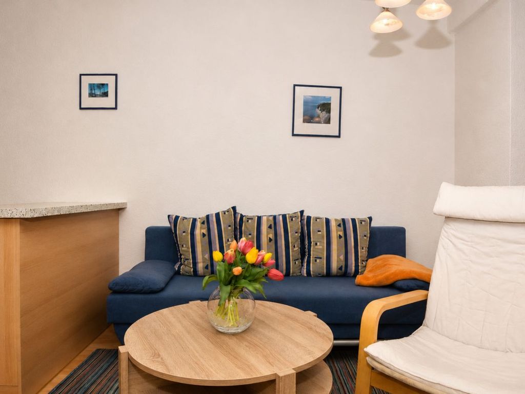 Wohnzimmer mit Sofa und Sessel