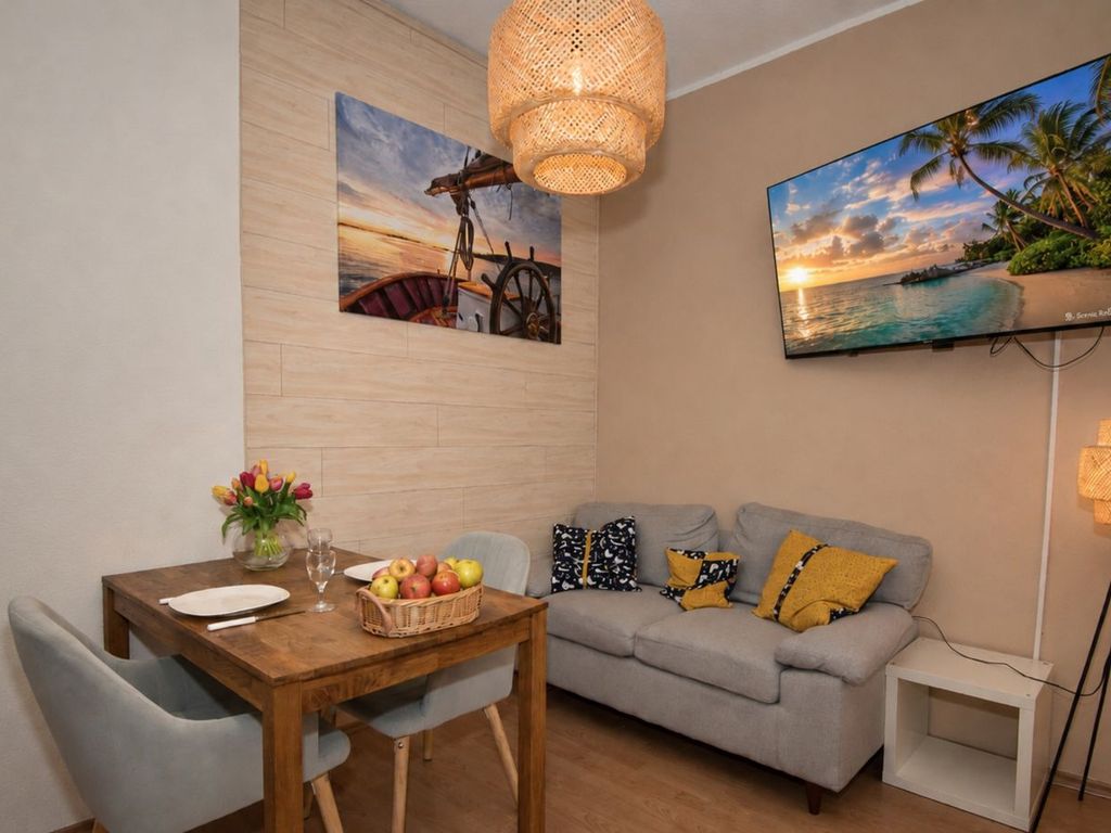 Wohnzimmer mit Sofa und Esstisch