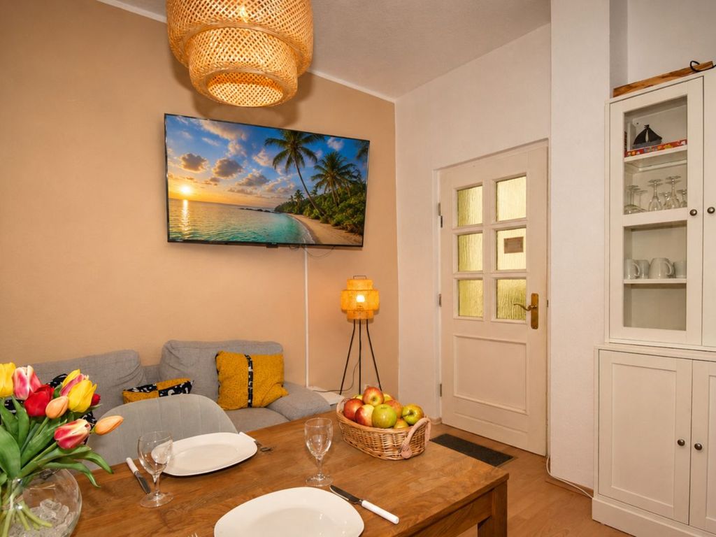 Wohnzimmer mit Sofa und TV
