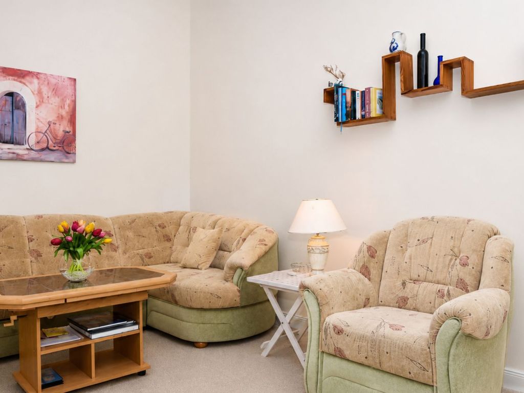 Wohnzimmer mit Ecksofa und Sessel