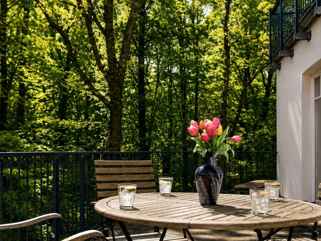 2. Balkon mit Blick auf Möbel
