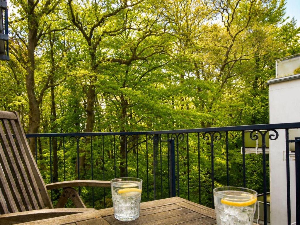 2. Balkon mit Stuhl und Tisch