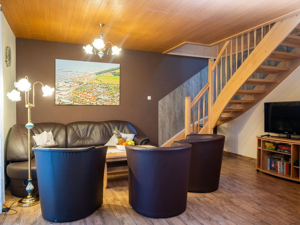 Wohnzimmer mit TV und Kamin